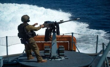 زوارق العدو الصهيوني تستهدف مراكب الصيد في بحر شمال قطاع غزة